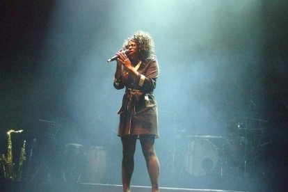 La cantante afincada en Roquetas dio a conocer su álbum ‘Angels & Demons’ en un concierto a beneficio de la Asociación Verdiblanca