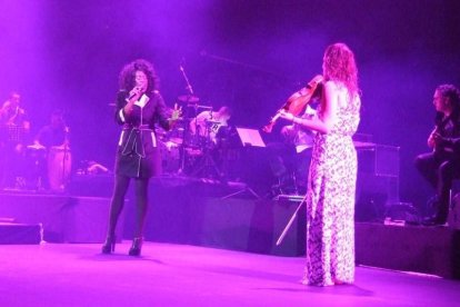 La cantante afincada en Roquetas dio a conocer su álbum ‘Angels & Demons’ en un concierto a beneficio de la Asociación Verdiblanca