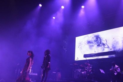 La cantante afincada en Roquetas dio a conocer su álbum ‘Angels & Demons’ en un concierto a beneficio de la Asociación Verdiblanca