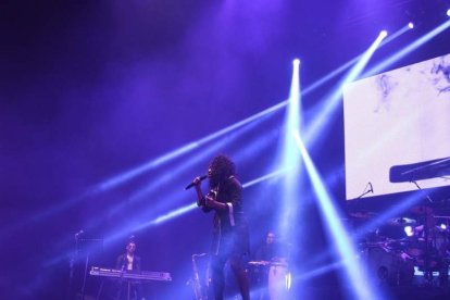 La cantante afincada en Roquetas dio a conocer su álbum ‘Angels & Demons’ en un concierto a beneficio de la Asociación Verdiblanca