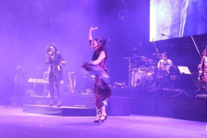 La cantante afincada en Roquetas dio a conocer su álbum ‘Angels & Demons’ en un concierto a beneficio de la Asociación Verdiblanca