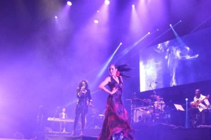 La cantante afincada en Roquetas dio a conocer su álbum ‘Angels & Demons’ en un concierto a beneficio de la Asociación Verdiblanca