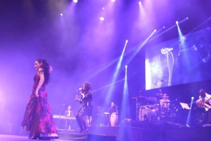 La cantante afincada en Roquetas dio a conocer su álbum ‘Angels & Demons’ en un concierto a beneficio de la Asociación Verdiblanca
