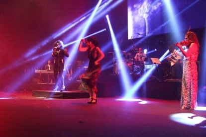 La cantante afincada en Roquetas dio a conocer su álbum ‘Angels & Demons’ en un concierto a beneficio de la Asociación Verdiblanca