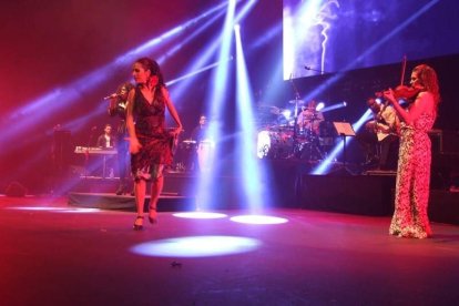 La cantante afincada en Roquetas dio a conocer su álbum ‘Angels & Demons’ en un concierto a beneficio de la Asociación Verdiblanca