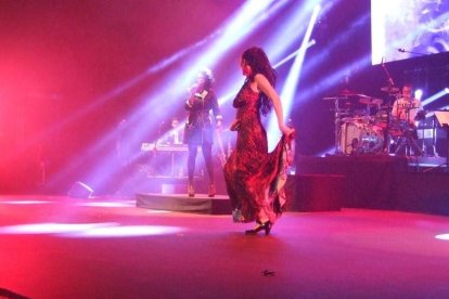 La cantante afincada en Roquetas dio a conocer su álbum ‘Angels & Demons’ en un concierto a beneficio de la Asociación Verdiblanca