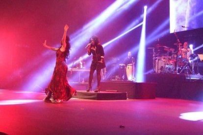 La cantante afincada en Roquetas dio a conocer su álbum ‘Angels & Demons’ en un concierto a beneficio de la Asociación Verdiblanca