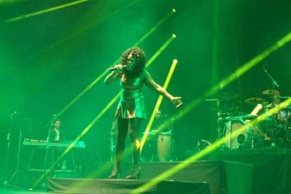 La cantante afincada en Roquetas dio a conocer su álbum ‘Angels & Demons’ en un concierto a beneficio de la Asociación Verdiblanca