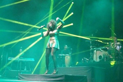 La cantante afincada en Roquetas dio a conocer su álbum ‘Angels & Demons’ en un concierto a beneficio de la Asociación Verdiblanca