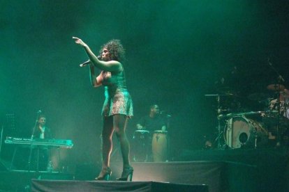 La cantante afincada en Roquetas dio a conocer su álbum ‘Angels & Demons’ en un concierto a beneficio de la Asociación Verdiblanca