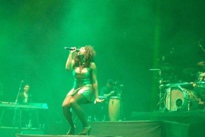 La cantante afincada en Roquetas dio a conocer su álbum ‘Angels & Demons’ en un concierto a beneficio de la Asociación Verdiblanca