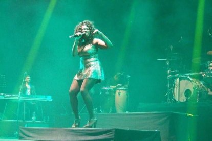La cantante afincada en Roquetas dio a conocer su álbum ‘Angels & Demons’ en un concierto a beneficio de la Asociación Verdiblanca