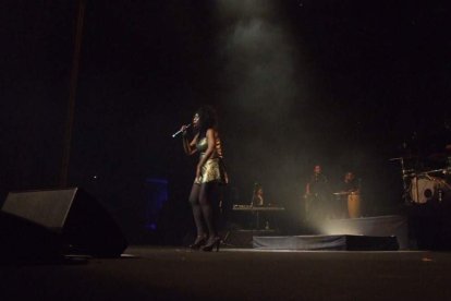 La cantante afincada en Roquetas dio a conocer su álbum ‘Angels & Demons’ en un concierto a beneficio de la Asociación Verdiblanca