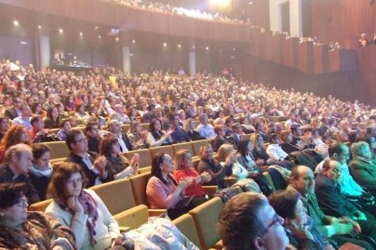 La cantante afincada en Roquetas dio a conocer su álbum ‘Angels & Demons’ en un concierto a beneficio de la Asociación Verdiblanca