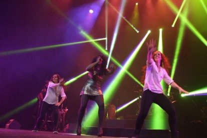La cantante afincada en Roquetas dio a conocer su álbum ‘Angels & Demons’ en un concierto a beneficio de la Asociación Verdiblanca