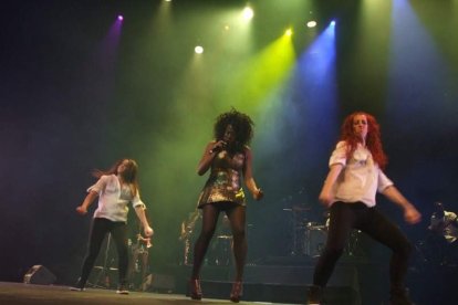 La cantante afincada en Roquetas dio a conocer su álbum ‘Angels & Demons’ en un concierto a beneficio de la Asociación Verdiblanca