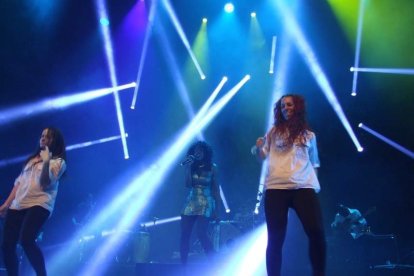 La cantante afincada en Roquetas dio a conocer su álbum ‘Angels & Demons’ en un concierto a beneficio de la Asociación Verdiblanca