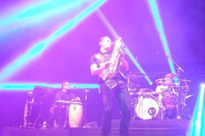 La cantante afincada en Roquetas dio a conocer su álbum ‘Angels & Demons’ en un concierto a beneficio de la Asociación Verdiblanca