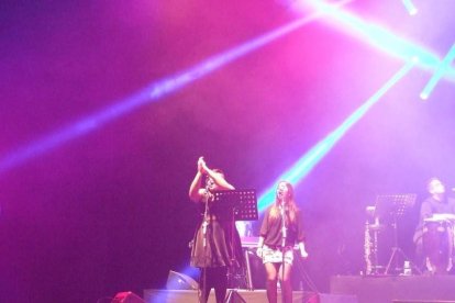 La cantante afincada en Roquetas dio a conocer su álbum ‘Angels & Demons’ en un concierto a beneficio de la Asociación Verdiblanca