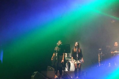 La cantante afincada en Roquetas dio a conocer su álbum ‘Angels & Demons’ en un concierto a beneficio de la Asociación Verdiblanca