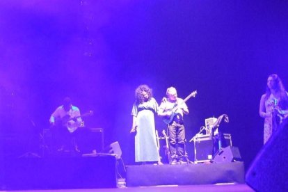 La cantante afincada en Roquetas dio a conocer su álbum ‘Angels & Demons’ en un concierto a beneficio de la Asociación Verdiblanca