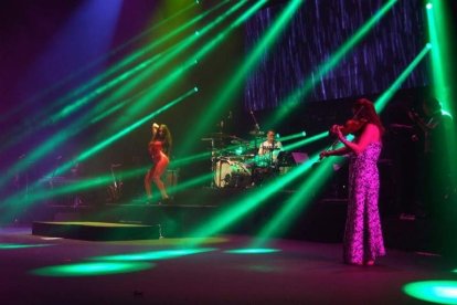 La cantante afincada en Roquetas dio a conocer su álbum ‘Angels & Demons’ en un concierto a beneficio de la Asociación Verdiblanca