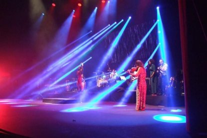 La cantante afincada en Roquetas dio a conocer su álbum ‘Angels & Demons’ en un concierto a beneficio de la Asociación Verdiblanca