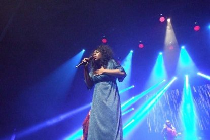 La cantante afincada en Roquetas dio a conocer su álbum ‘Angels & Demons’ en un concierto a beneficio de la Asociación Verdiblanca
