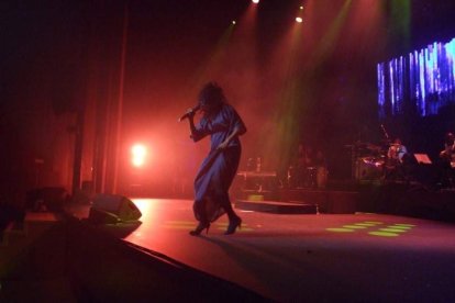 La cantante afincada en Roquetas dio a conocer su álbum ‘Angels & Demons’ en un concierto a beneficio de la Asociación Verdiblanca