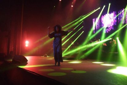 La cantante afincada en Roquetas dio a conocer su álbum ‘Angels & Demons’ en un concierto a beneficio de la Asociación Verdiblanca