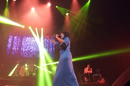 La cantante afincada en Roquetas dio a conocer su álbum ‘Angels & Demons’ en un concierto a beneficio de la Asociación Verdiblanca
