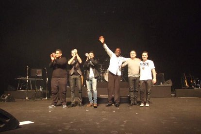 La cantante afincada en Roquetas dio a conocer su álbum ‘Angels & Demons’ en un concierto a beneficio de la Asociación Verdiblanca