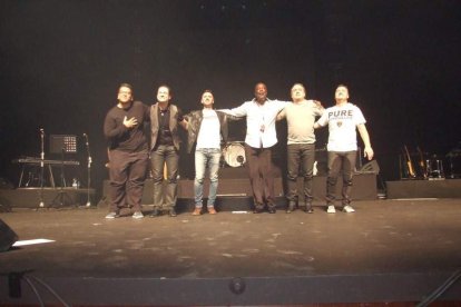 La cantante afincada en Roquetas dio a conocer su álbum ‘Angels & Demons’ en un concierto a beneficio de la Asociación Verdiblanca
