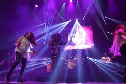 La cantante afincada en Roquetas dio a conocer su álbum ‘Angels & Demons’ en un concierto a beneficio de la Asociación Verdiblanca