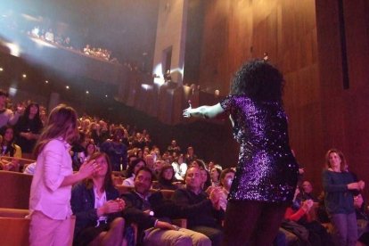 La cantante afincada en Roquetas dio a conocer su álbum ‘Angels & Demons’ en un concierto a beneficio de la Asociación Verdiblanca
