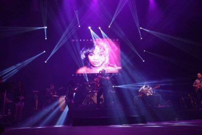 La cantante afincada en Roquetas dio a conocer su álbum ‘Angels & Demons’ en un concierto a beneficio de la Asociación Verdiblanca