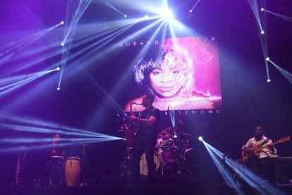 La cantante afincada en Roquetas dio a conocer su álbum ‘Angels & Demons’ en un concierto a beneficio de la Asociación Verdiblanca