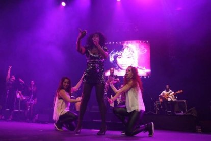 La cantante afincada en Roquetas dio a conocer su álbum ‘Angels & Demons’ en un concierto a beneficio de la Asociación Verdiblanca