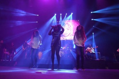 La cantante afincada en Roquetas dio a conocer su álbum ‘Angels & Demons’ en un concierto a beneficio de la Asociación Verdiblanca