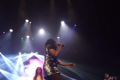 La cantante afincada en Roquetas dio a conocer su álbum ‘Angels & Demons’ en un concierto a beneficio de la Asociación Verdiblanca