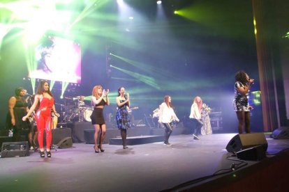 La cantante afincada en Roquetas dio a conocer su álbum ‘Angels & Demons’ en un concierto a beneficio de la Asociación Verdiblanca