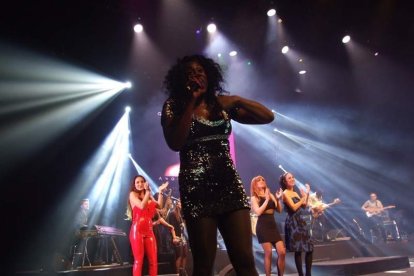 La cantante afincada en Roquetas dio a conocer su álbum ‘Angels & Demons’ en un concierto a beneficio de la Asociación Verdiblanca