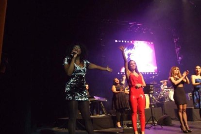 La cantante afincada en Roquetas dio a conocer su álbum ‘Angels & Demons’ en un concierto a beneficio de la Asociación Verdiblanca