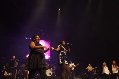 La cantante afincada en Roquetas dio a conocer su álbum ‘Angels & Demons’ en un concierto a beneficio de la Asociación Verdiblanca