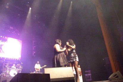 La cantante afincada en Roquetas dio a conocer su álbum ‘Angels & Demons’ en un concierto a beneficio de la Asociación Verdiblanca