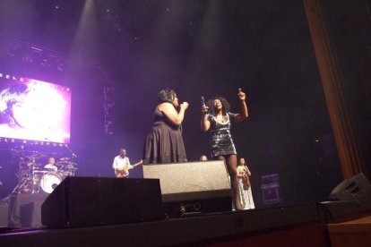 La cantante afincada en Roquetas dio a conocer su álbum ‘Angels & Demons’ en un concierto a beneficio de la Asociación Verdiblanca
