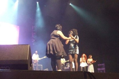 La cantante afincada en Roquetas dio a conocer su álbum ‘Angels & Demons’ en un concierto a beneficio de la Asociación Verdiblanca
