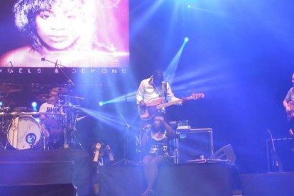 La cantante afincada en Roquetas dio a conocer su álbum ‘Angels & Demons’ en un concierto a beneficio de la Asociación Verdiblanca