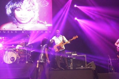 La cantante afincada en Roquetas dio a conocer su álbum ‘Angels & Demons’ en un concierto a beneficio de la Asociación Verdiblanca