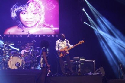 La cantante afincada en Roquetas dio a conocer su álbum ‘Angels & Demons’ en un concierto a beneficio de la Asociación Verdiblanca